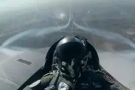 视频：巴基斯坦57岁空军元帅驾机参加空中阅兵，可惜不是枭龙图片