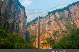 惊呆了，绝壁悬崖上竟然有座百年老屋！图片