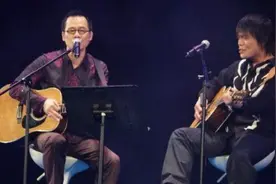 罗大佑和伍佰同台弹唱《爱你一万年》只属于两个老男人留下的感动图片