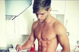 14个会让你光看就已经吃饱的比美食更可口的下厨帅哥肌肉男！图片