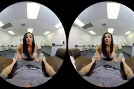 来看看别人是怎么“享受”VR成人影片的 !｜科技碎碎念图片