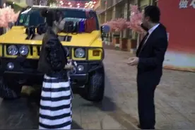 最土豪摊贩！桂林美女开悍马卖包包图片