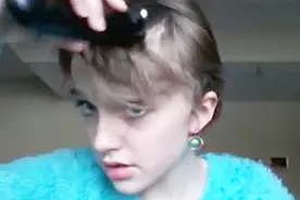 10岁小美女剃光自己的头发，比长发丑了吗视频封面