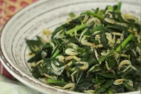 大厨教你做韭菜炒虾皮，咸鲜可口，美味下饭视频封面