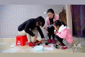 农村姑娘教你剥鸡头子新方法，用一根擀面杖，鸡头子剥得完整干净