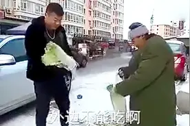 富二代欺辱大雪天摆摊卖白菜的老大爷，被捡破烂的农村人打脸！视频封面