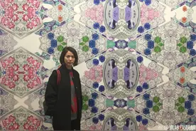 袁咏仪素颜晒与张智霖看画展恩爱照 网友：只有你最真诚不用美图图片