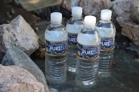 如何用三秒钟把一瓶矿泉水变冰图片