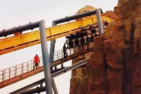 北京欢乐谷过山车半空惊悚倒挂20分钟图片