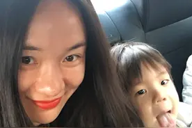 霍思燕晒嗯哼泳池照片 网友：笑起来跟杜江一样图片