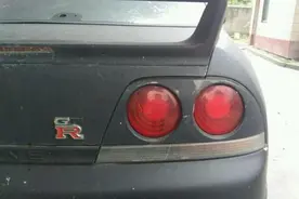 小区出现一辆废弃的轿车，没想到车迷们看见大呼伤心！图片