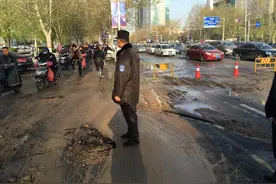 突发！今晨，金水路玉凤路一处自来水管道爆裂，影响早高峰通行！图片