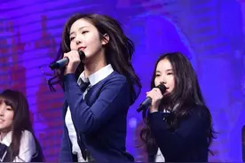 韩国排球联赛颁奖礼 韩国美女组合学生装尽显裙下风光！图片