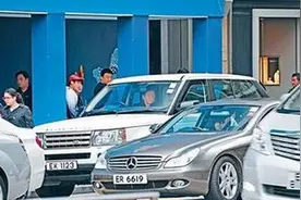 郑伊健尤其钟爱路虎加长版揽胜，黑白两款超霸气图片