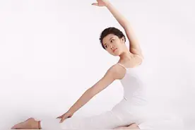 坐姿侧展式瑜伽让你成为气质美人图片