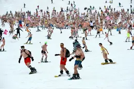 俄罗斯千人泳装滑雪欲破世界纪录图片