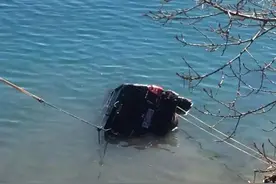 昨日凌晨丽江一小型越野客车冲下泸沽湖，司机身亡图片