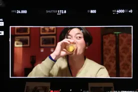 贾乃亮生鸡蛋冲啤酒 十个生鸡蛋下肚这表情没谁了！图片