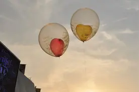 同学聚会再见前男友他说要再追我一次，我拒绝他后他干出奇葩事图片