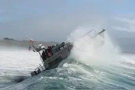 这种小艇排水量仅有18吨，却号称在海上永不沉没图片