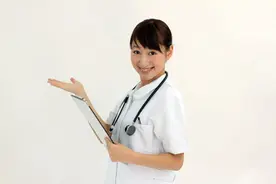 日本护士跪着帮病人图片