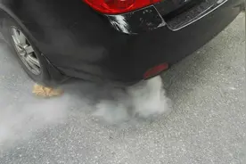 汽车尾气冒白烟是什么引起的？又有哪些故障诊断方法呢？图片