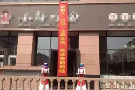 威海来了送餐机器人 既能端菜又能卖萌图片