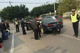 吴川水口渡桥头警察查车搜出大砍刀，车上人员被带走！图片