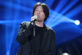 他淡泊仗义，一首《同桌的你》传唱至今，竟和高晓松是“铁瓷”，图片