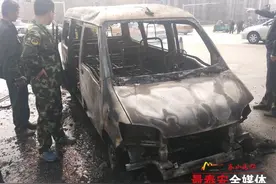 泰山大街一油改气面包车自燃 现场火势凶猛图片