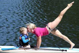 大胆年轻妈妈划艇上唯美瑜伽，湖美还是人美？图片