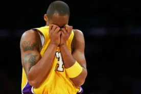 太惨了！2K16模拟摔角赛科比遭库里詹皇轮番蹂躏视频封面