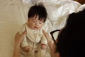 王栎鑫晒女儿正面睡眼惺忪萌照 网友：简直就是女版王栎鑫图片