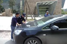 车钥匙锁进后备箱 民警奇葩方法开车门图片