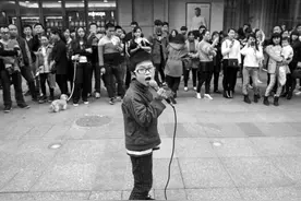 9岁男孩长沙街头卖唱养活全家，月入七八千！图片