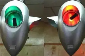 连红绿灯都被大家玩坏了 普京那个亮了！图片