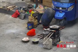 猪油渣、鸡肠、鸡头炼的油给谁吃？这样的炼油加工点竟然在小区里图片