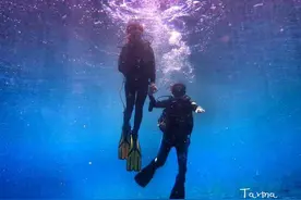 深潜到二战时期的沉船残骸图片