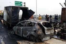 武汉一轿车追尾货车起火 退伍老兵疏导车辆绕行避险图片