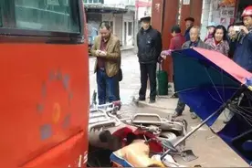 南充一客车大街上“无人驾驶” 连撞4辆摩托车图片