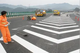 马路白线为何那么直？到底是怎么画出来的