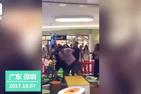 深圳一商场内两幼童抢夺玩具引发双方家长打斗 一人受伤视频封面