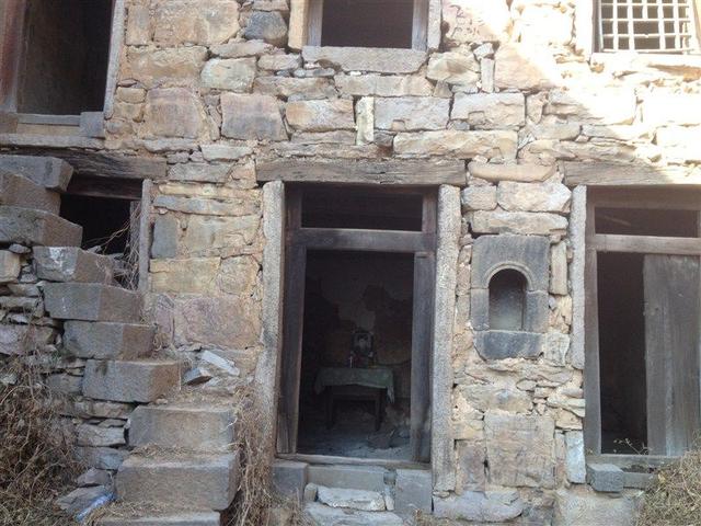 玉米地里传来神秘声音,村民惶恐不安,安徽民警深夜抓"鬼" - 冷思维