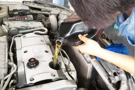 4S店换机油，抽出来的“废机油”都去哪了？除回收还有这4个用途视频封面