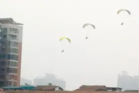 衡阳高新开发区：三架滑翔机从高楼林立间穿过，众多市民仰望拍照视频封面