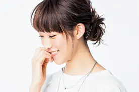完美逆袭！日本妹子将凌乱的发型变成一种调调图片