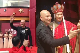 64岁迟重瑞生活近照，与76岁富豪老婆妇唱夫随，继子身价赶超母亲图片