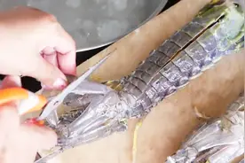 泰国街头油炸超大皮皮虾，这么大的个头吃着太过瘾了视频封面