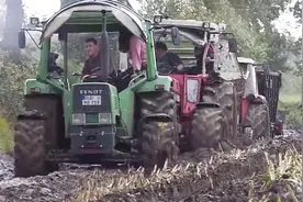 德国农民顶着大雨开拖拉机陷进泥地，履着车辙这才脱困视频封面