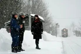 日本“一人车站”告别日：守护女生直到毕业图片